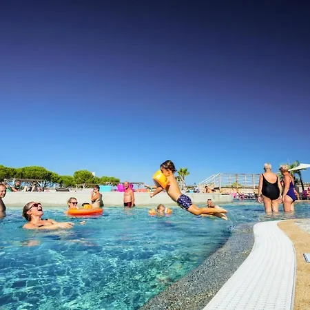 Mobile In With Great Pool Area