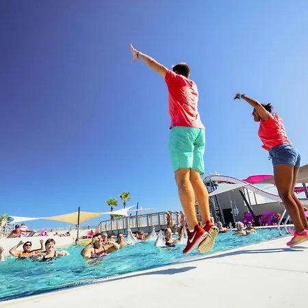 Mobile In With Great Pool Area